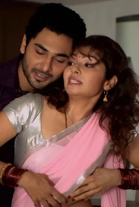 Sexy Desi Bhabhi Wet Saree Navel