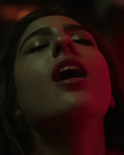Sara Ali Khan Hot Scene Murder Mubarak