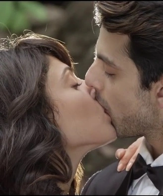Manjari Fadnis Lengthy Liplock