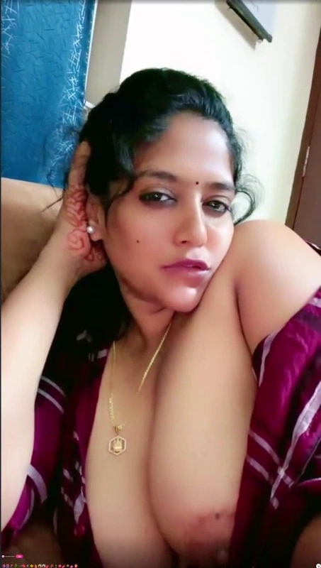 Desi Telugu girl Anu nipple show