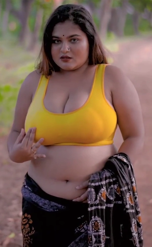 MEGHA DAS GHOSH OUTDOOR SAREE VIDEO YELLOW SAREE